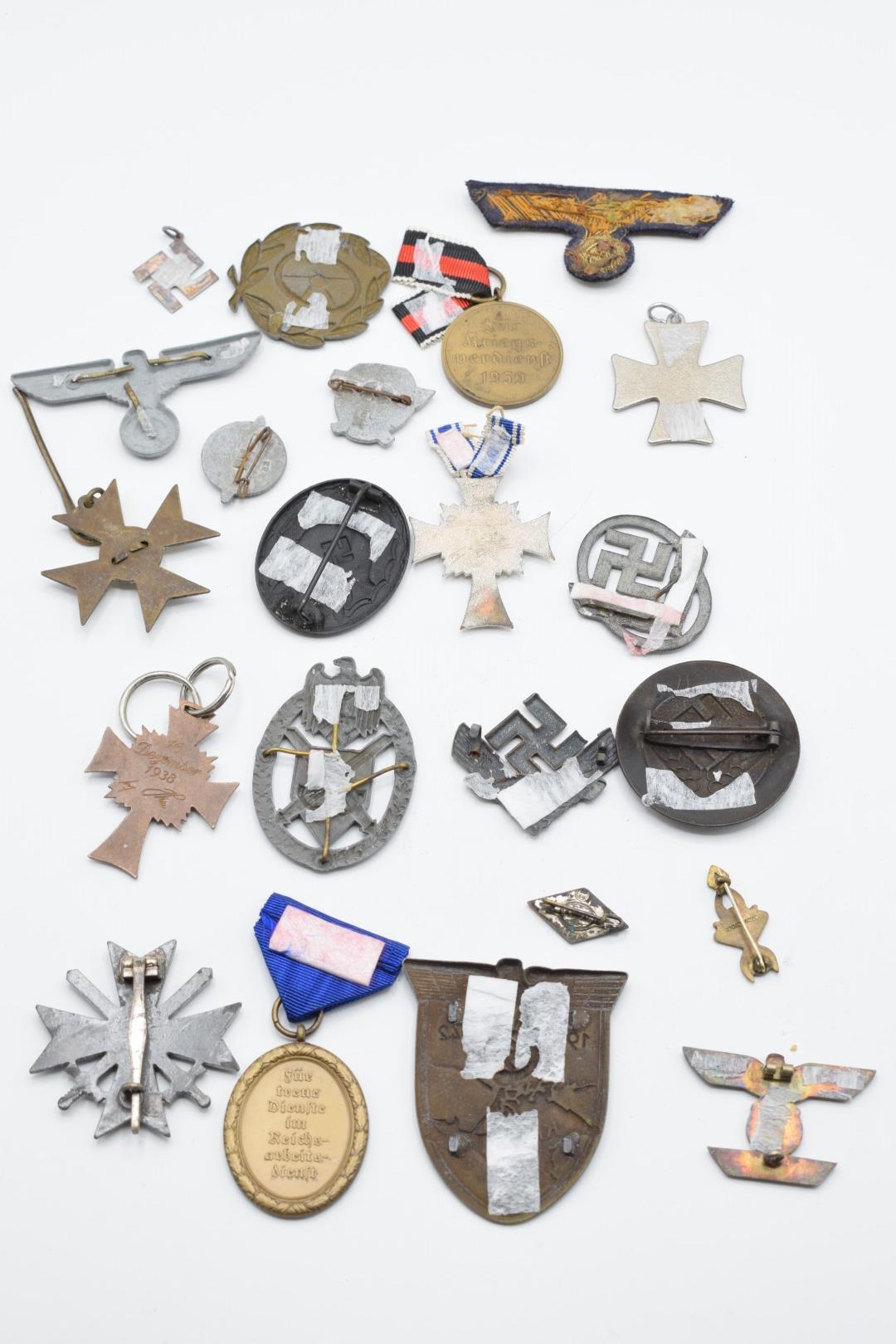 German Third Reich Nazi badges including a cloth Luftwaffe badge, Hitler Youth pin back enamel - Image 4 of 4
