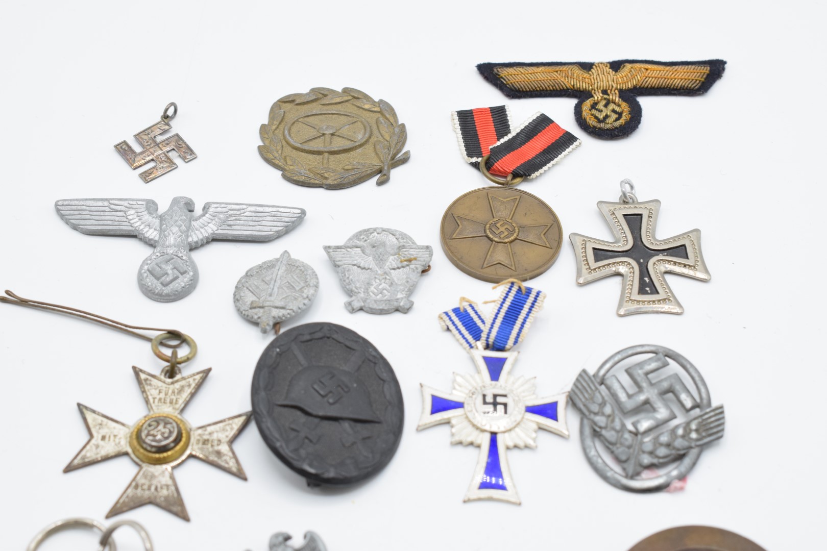 German Third Reich Nazi badges including a cloth Luftwaffe badge, Hitler Youth pin back enamel - Image 3 of 4