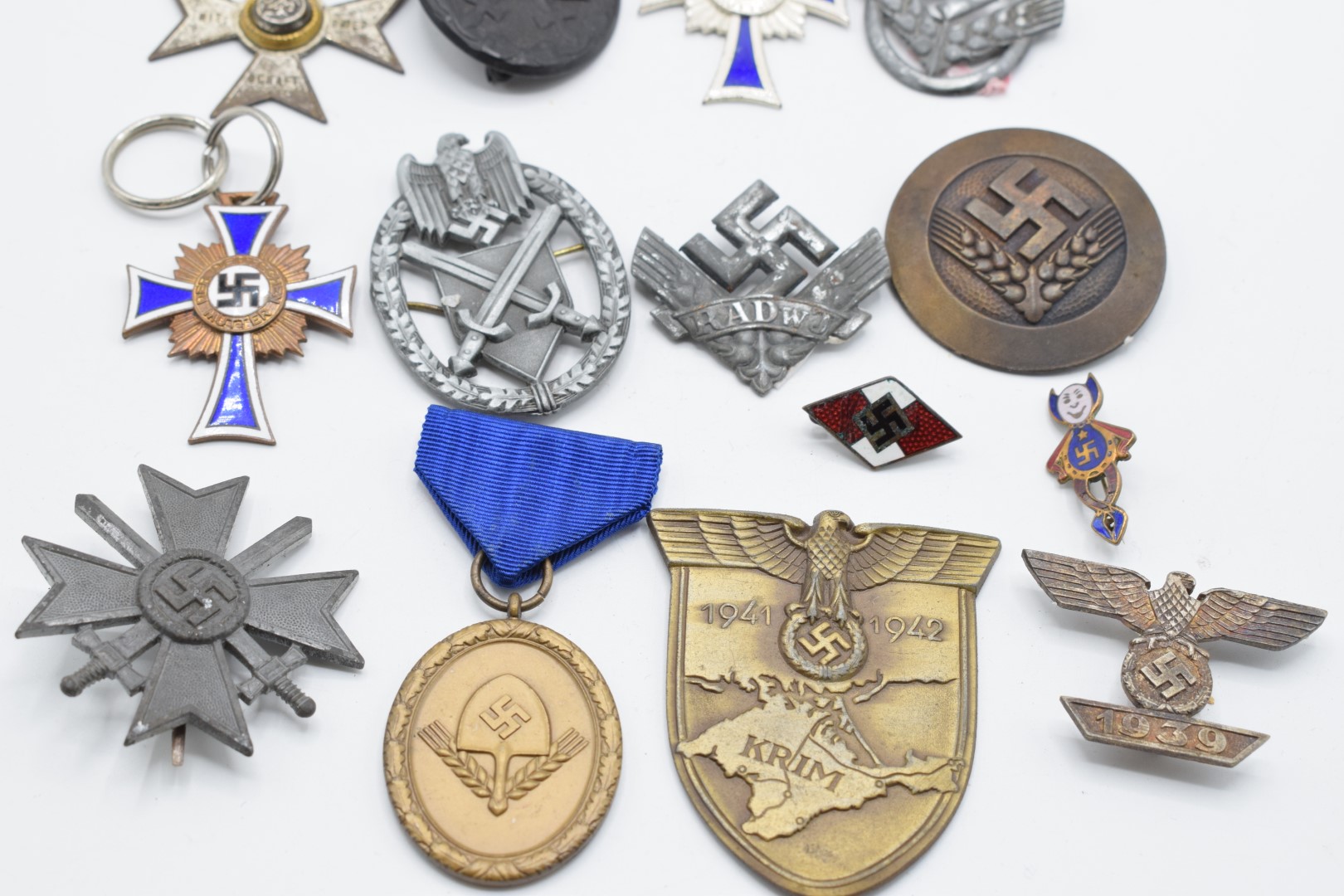 German Third Reich Nazi badges including a cloth Luftwaffe badge, Hitler Youth pin back enamel - Image 2 of 4