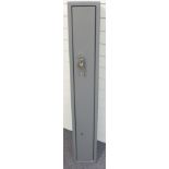 Three gun shotgun cabinet/safe, 132.5x20x22cm.