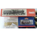 A collection of Bachmann, Jindenco and similar 00 gauge model railway coaches and wagons, some in