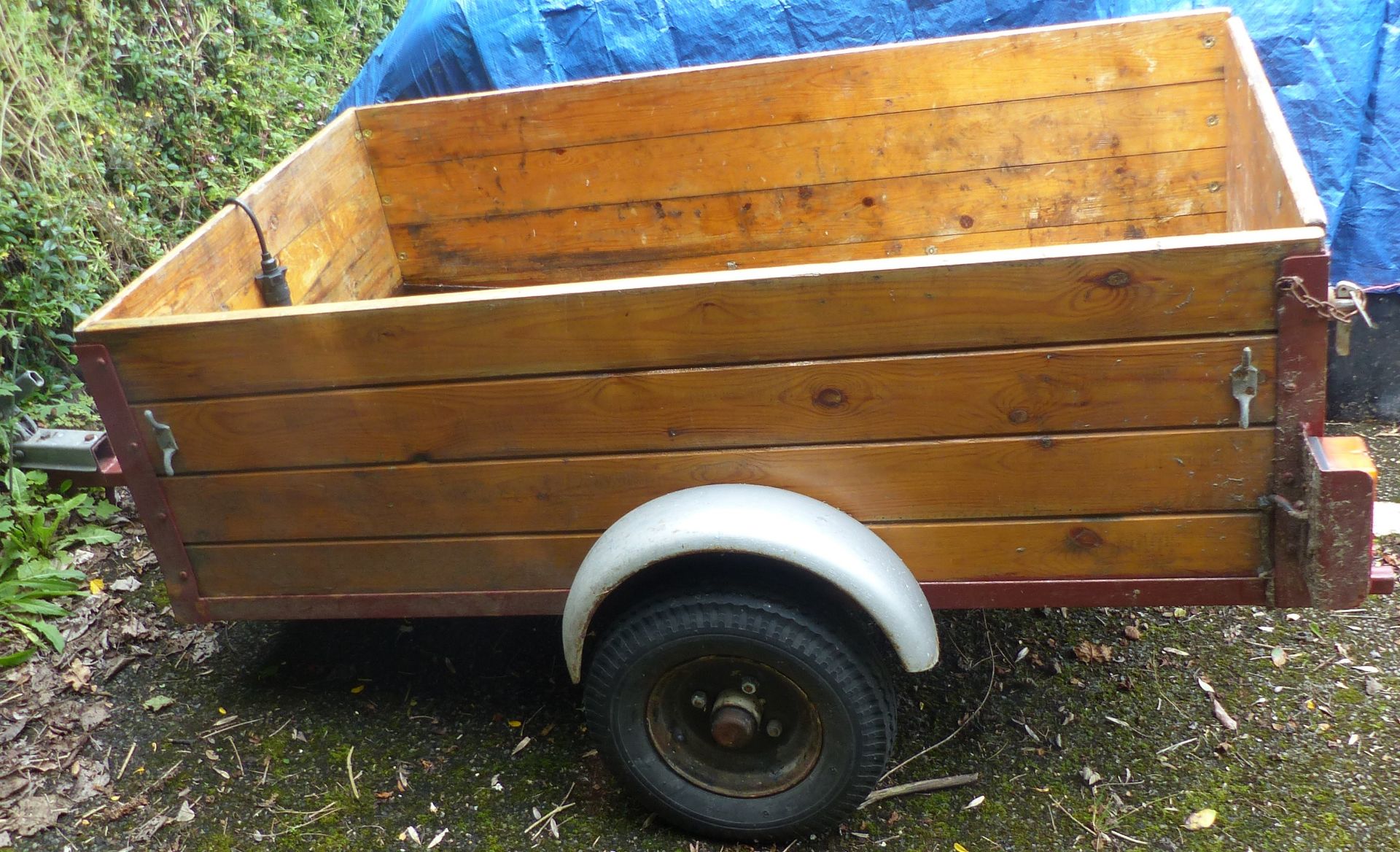 Small car trailer with wooden body sides - Image 2 of 5