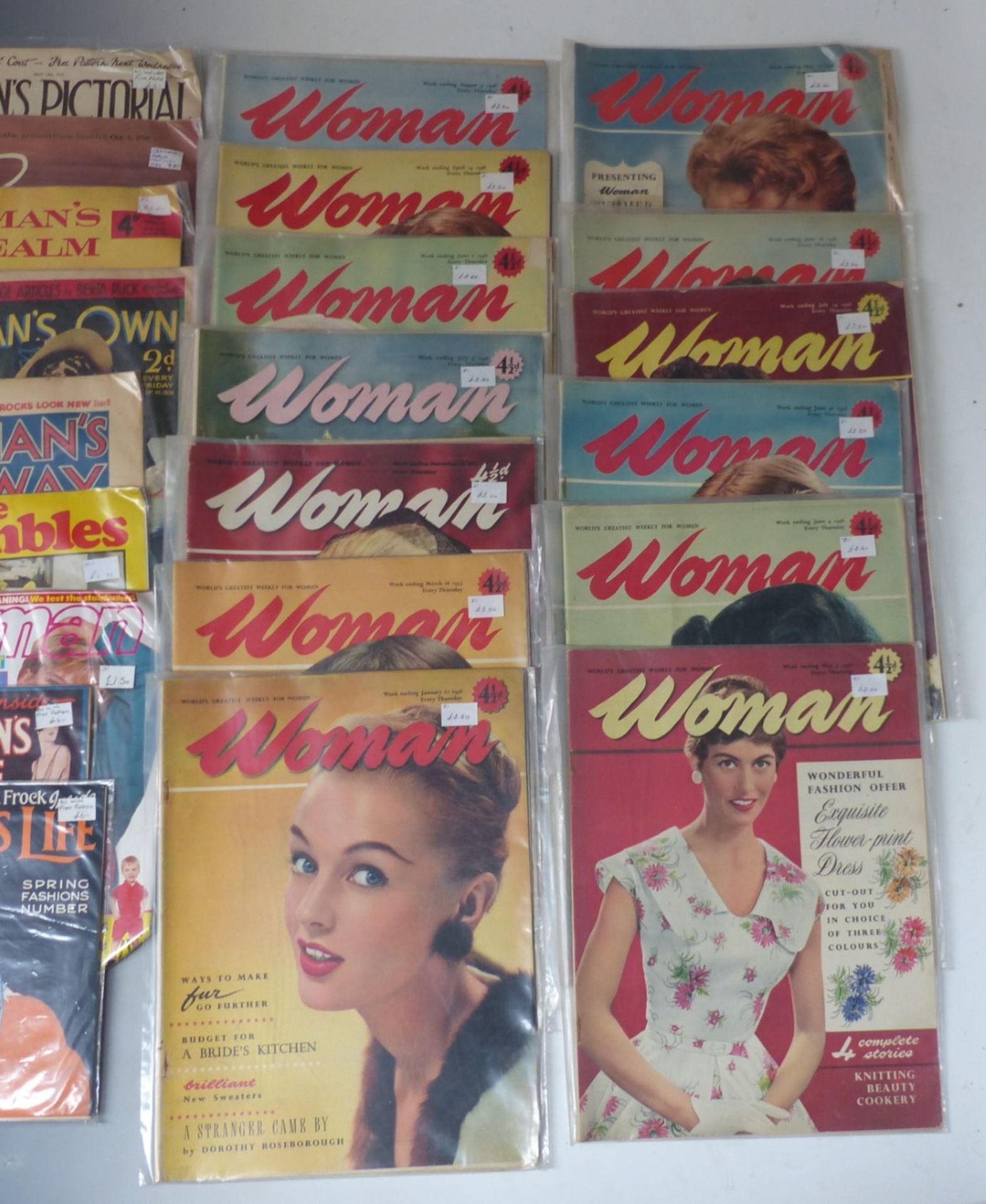 Thirty-seven women's magazines comprising 29 Woman and eight Woman's Weekly, some with free gifts. - Image 4 of 4