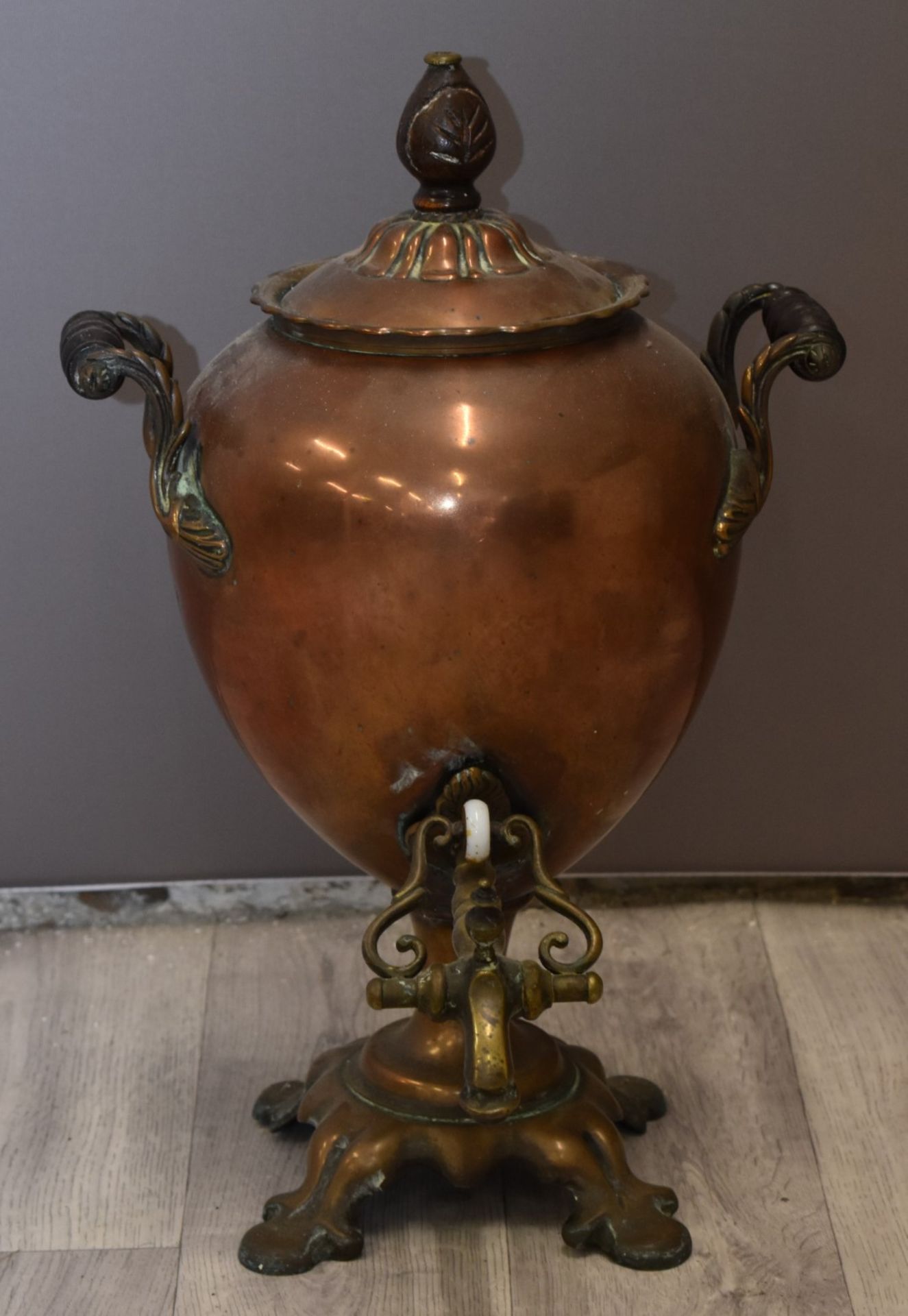 Copper samovar, Art Nouveau jug and a brass oil lamp, H66cm
