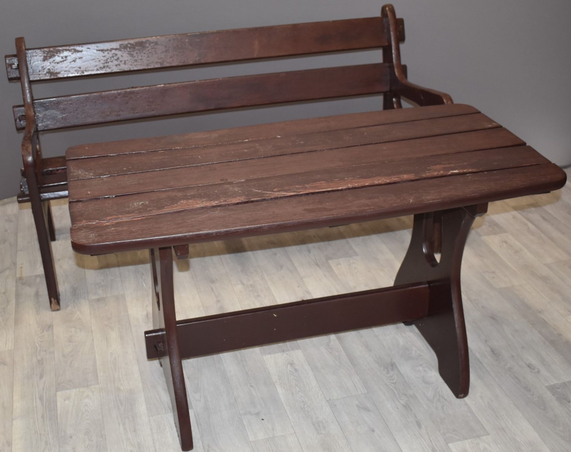 Stained teak / hardwood garden bench (L144cm) and table, W127 x D62 x H72cm - Image 3 of 4