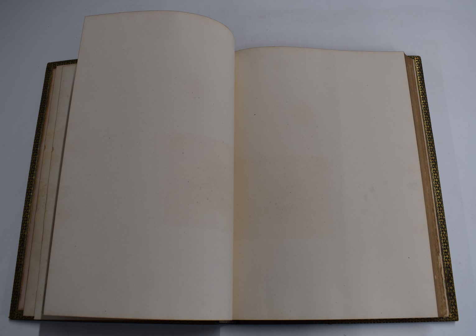 [Album] A large late 19thC volume titled in gilt “Woodcuts Modern” a blank album bound in full - Bild 2 aus 2