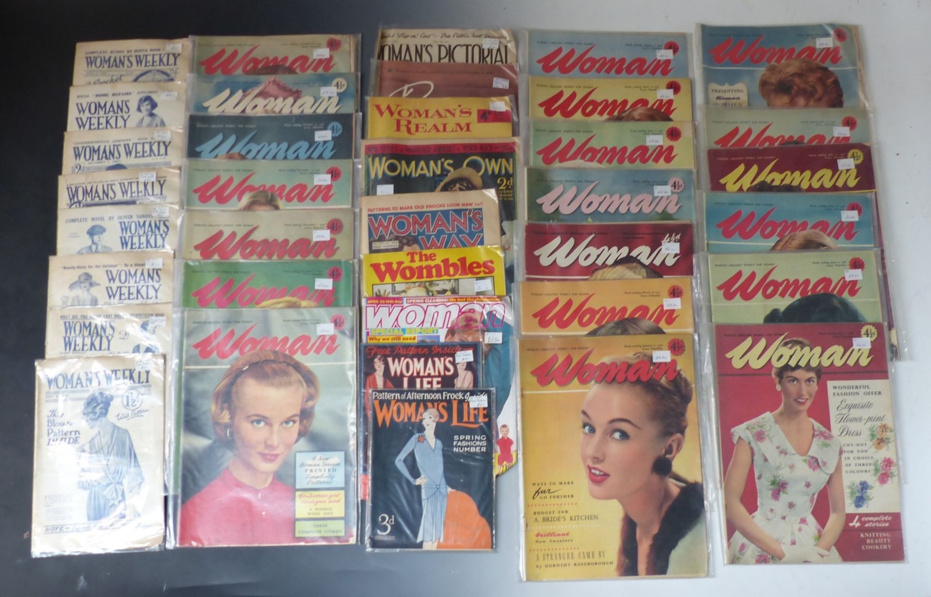 Thirty-seven women's magazines comprising 29 Woman and eight Woman's Weekly, some with free gifts.