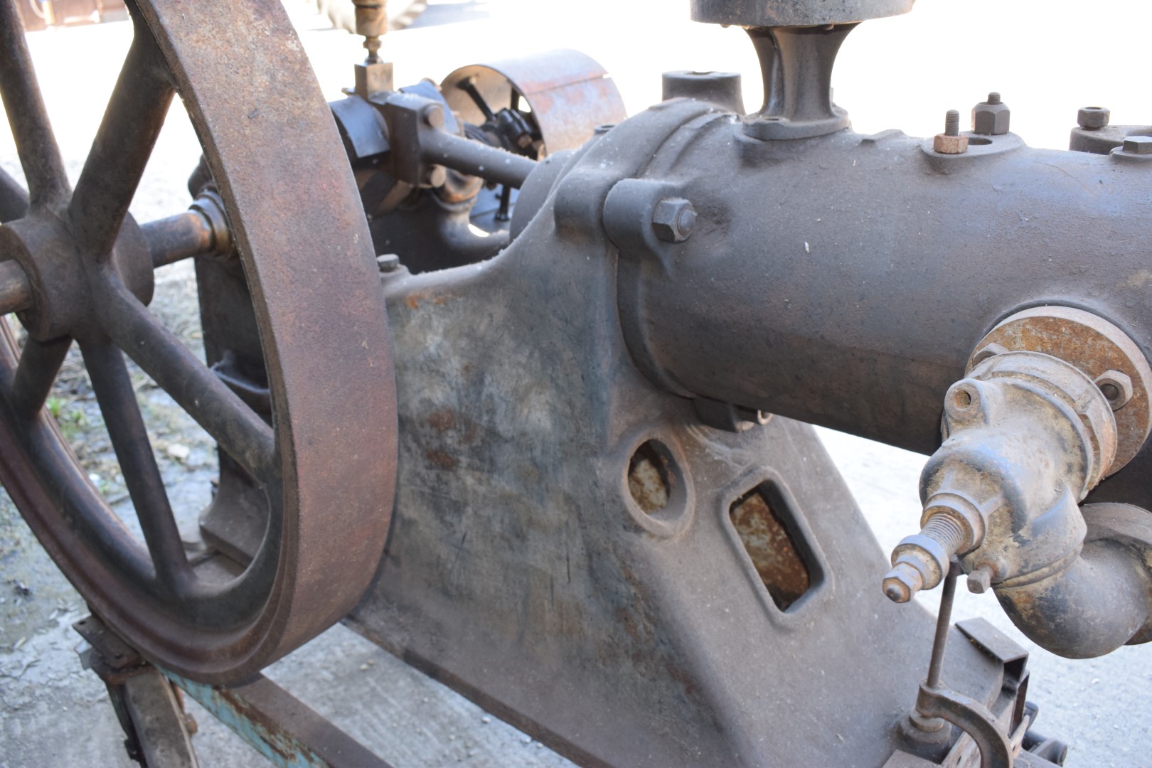 Tangye gas or oil engine with single flywheel, together with sideshaft and a cast Tangye plate - Image 5 of 5