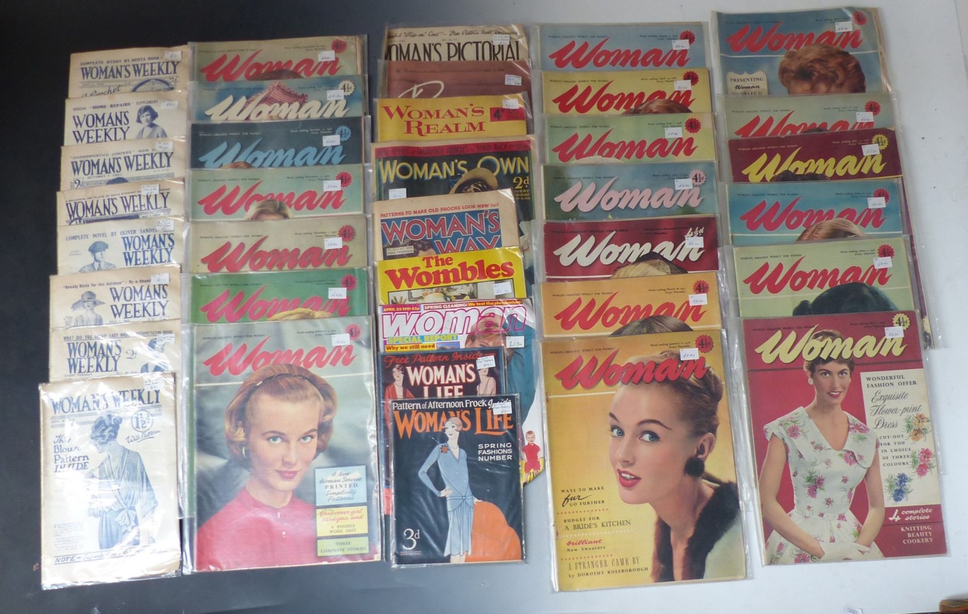 Thirty-seven women's magazines comprising 29 Woman and eight Woman's Weekly, some with free gifts. - Image 2 of 4