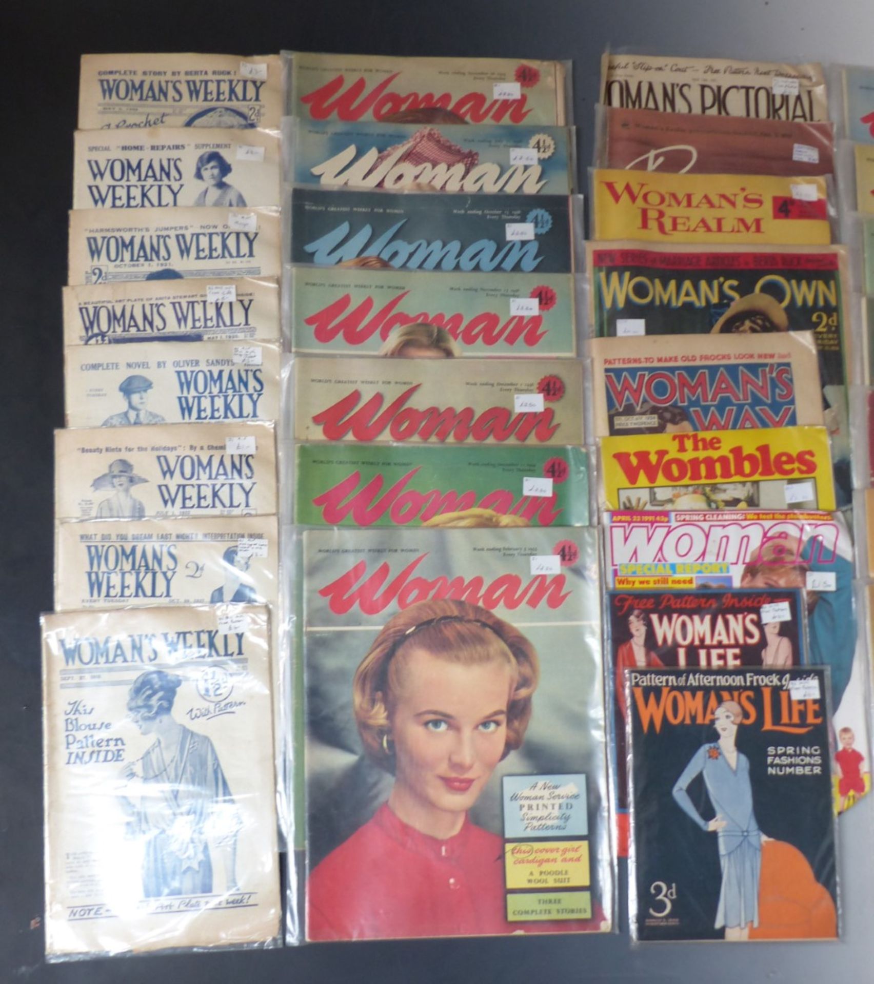 Thirty-seven women's magazines comprising 29 Woman and eight Woman's Weekly, some with free gifts. - Image 3 of 4