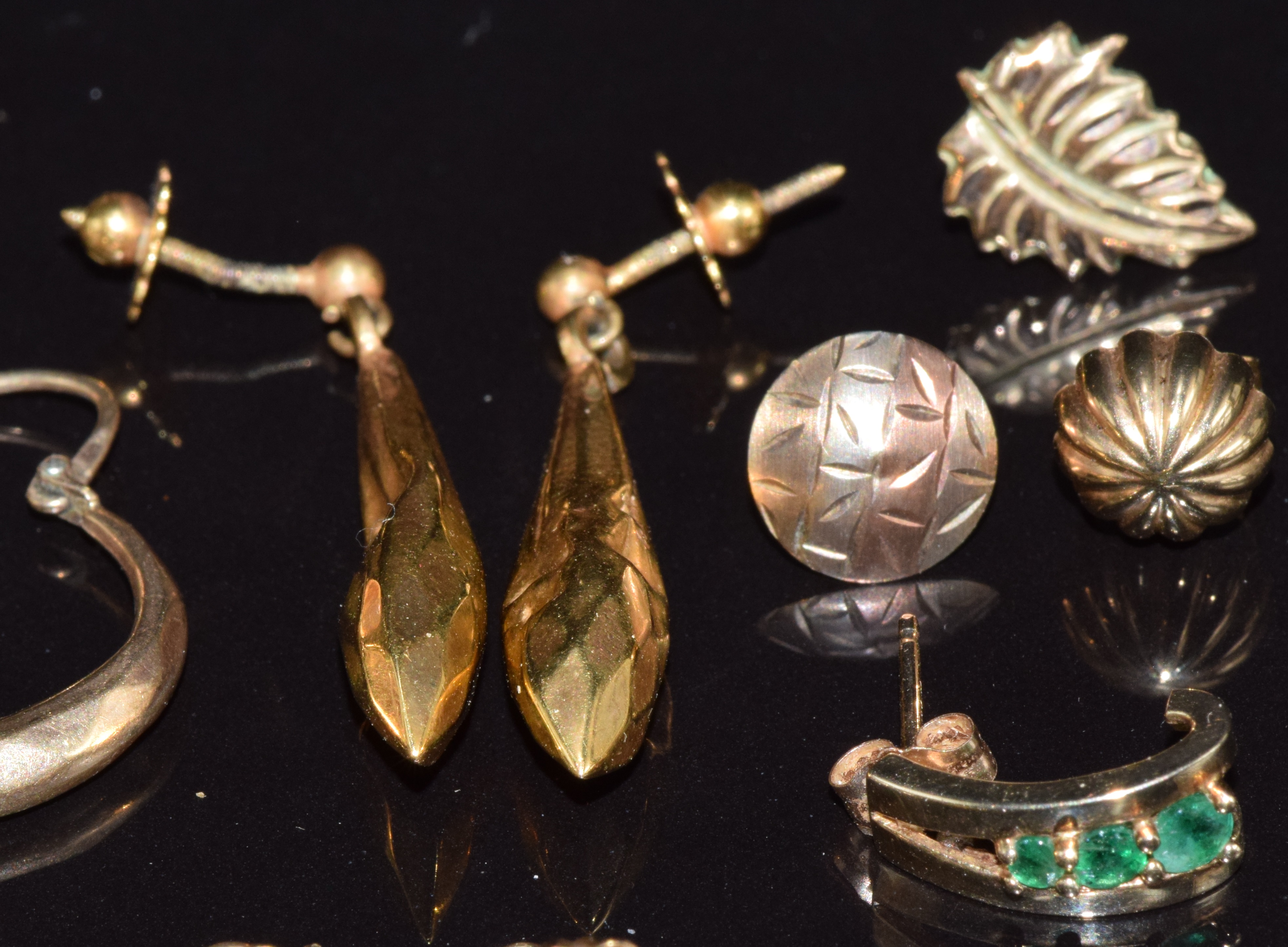 A collection of 9ct gold earrings including hoops, faceted, cubic zirconia, etc, 8.2g - Image 3 of 3