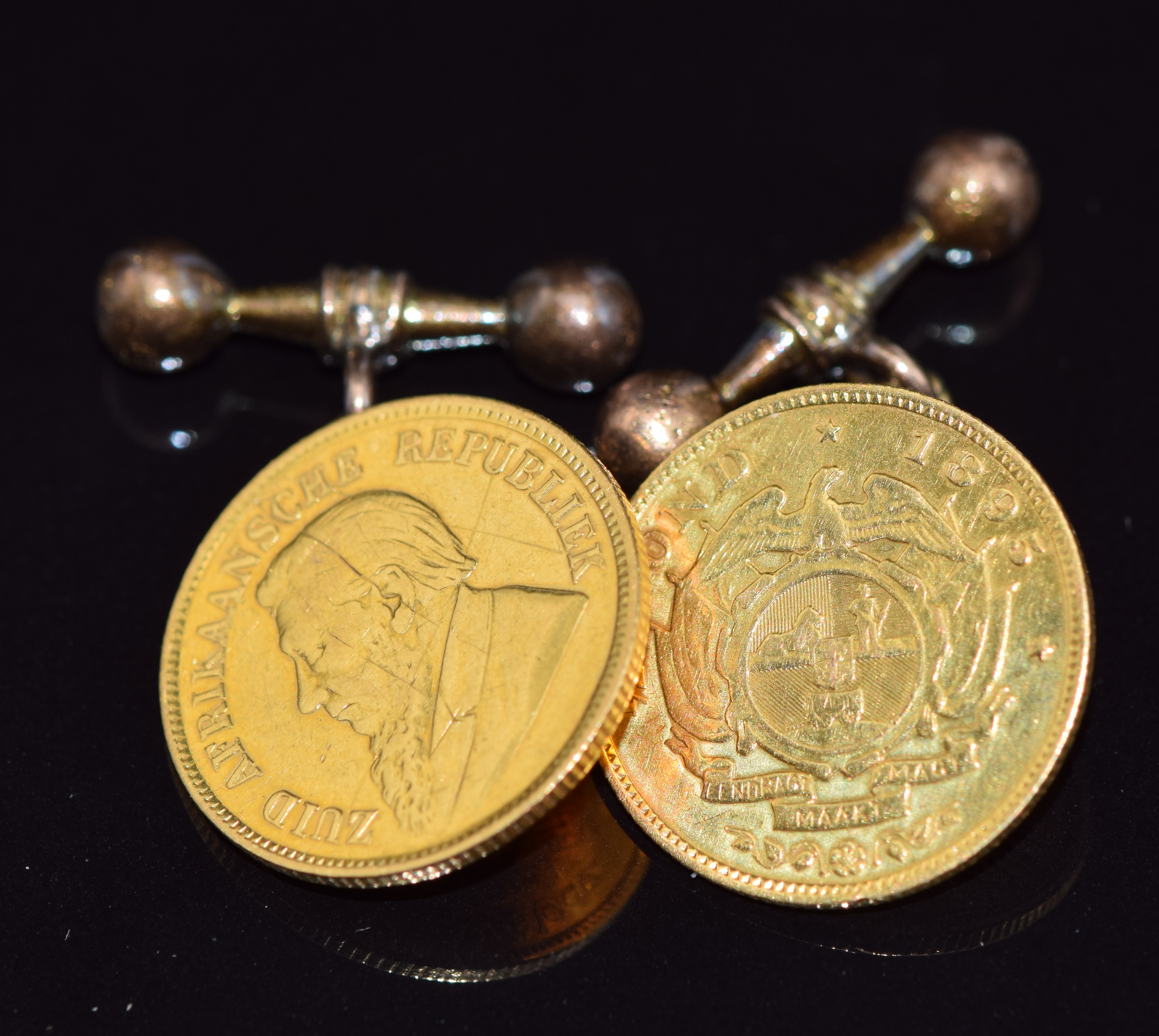 A pair of cufflinks made from a 1897 & 1895 gold 1/2 Pond, 13.8g