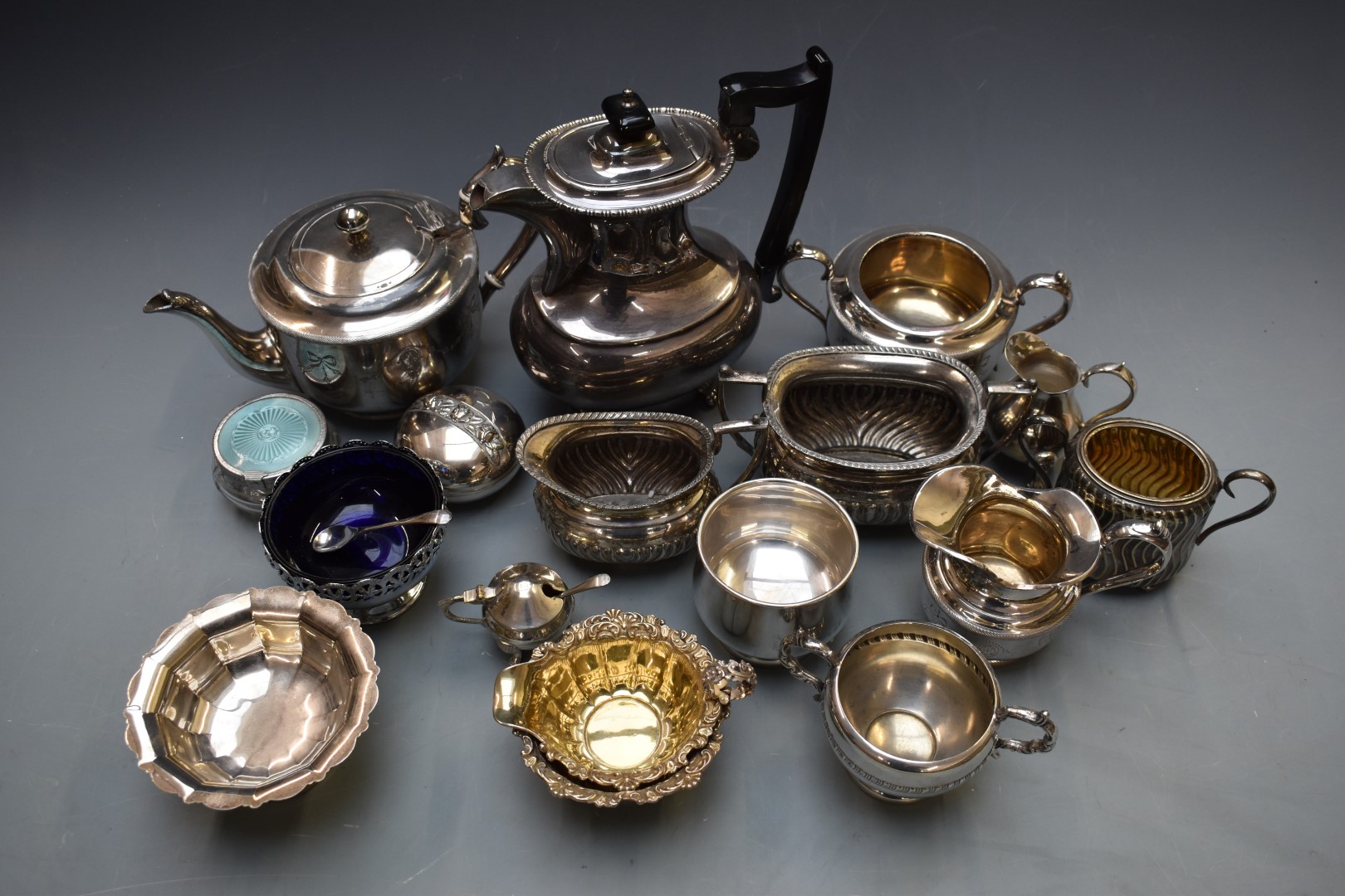 A large quantity of silver plated ware to include cases and loose cutlery, teaware, condiments and - Image 2 of 6