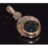 Victorian 9ct gold swivel fob set with blood stone and agate with engraved ivy decoration,