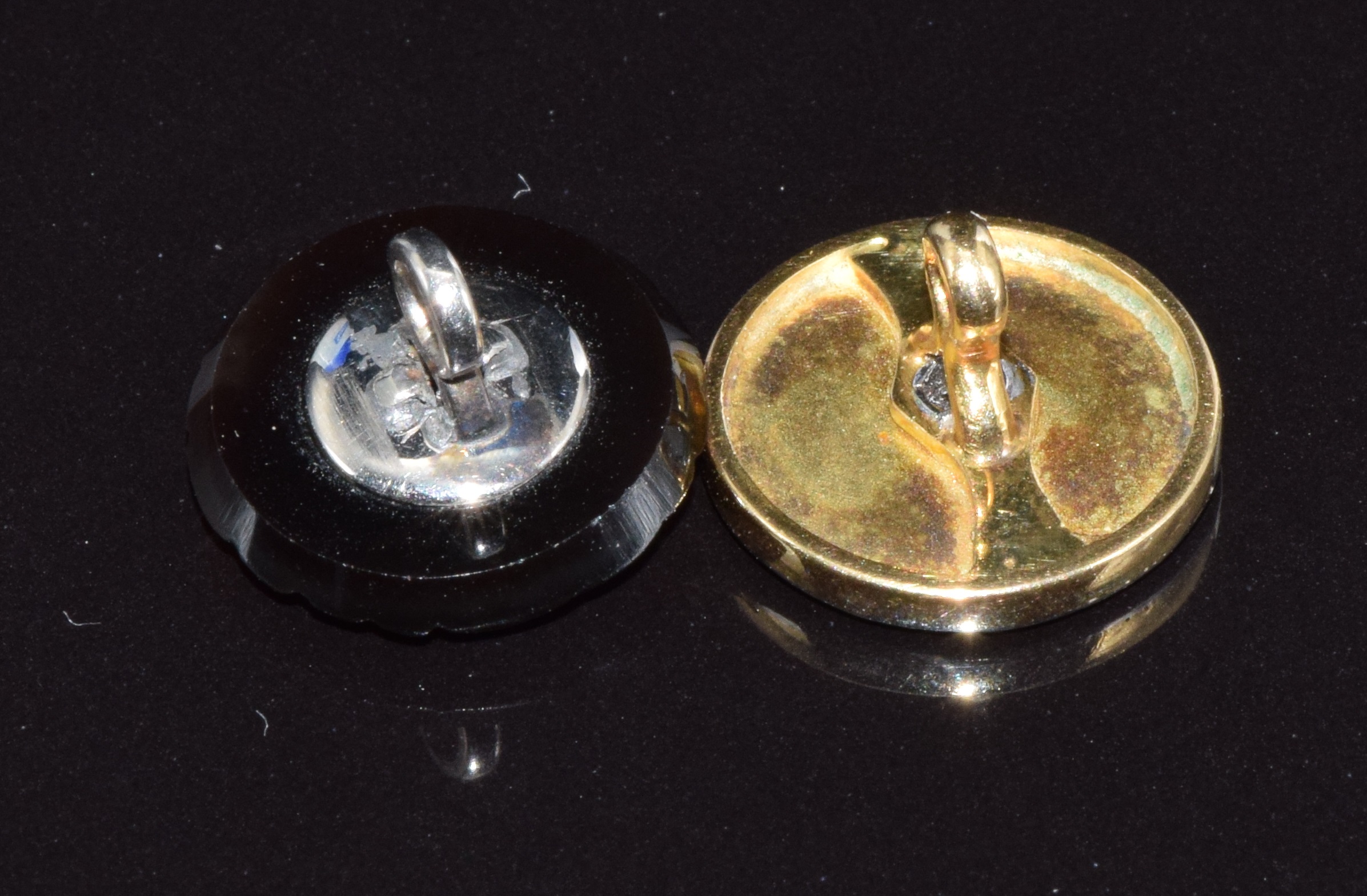 An 18ct gold and platinum button set with a transitional cut diamond of approximately 0.18ct (2. - Image 2 of 2