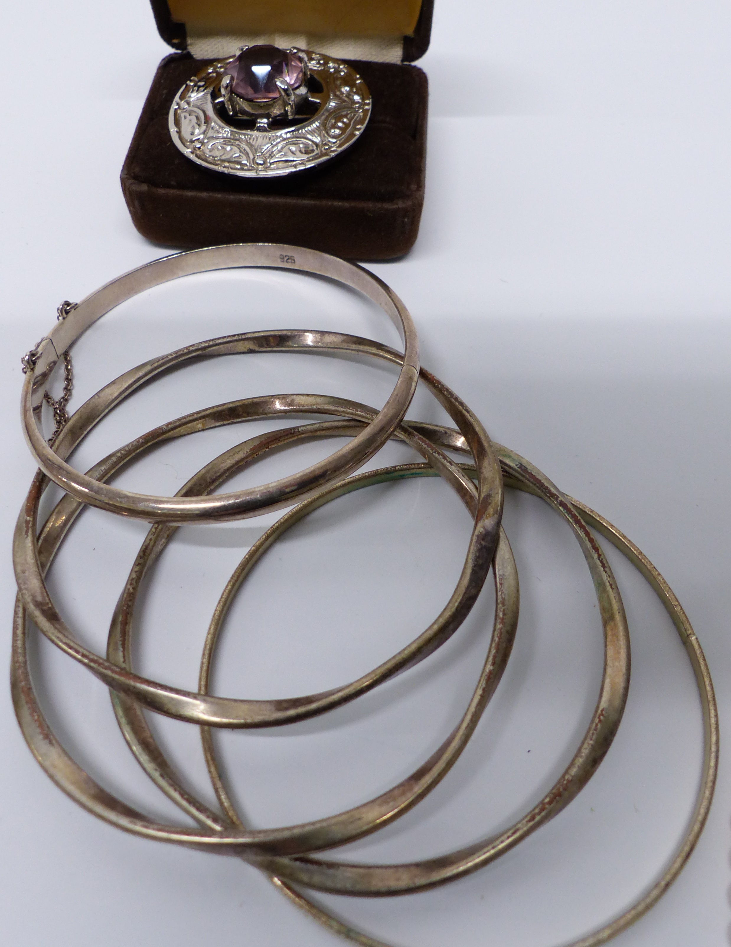 A collection of costume jewellery including pearl necklace, silver bangle, silver brooch depicting a - Image 2 of 7
