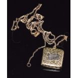 Edwardian 9ct gold locket, Birmingham 1906, with engraved foliate decoration and an 9ct gold