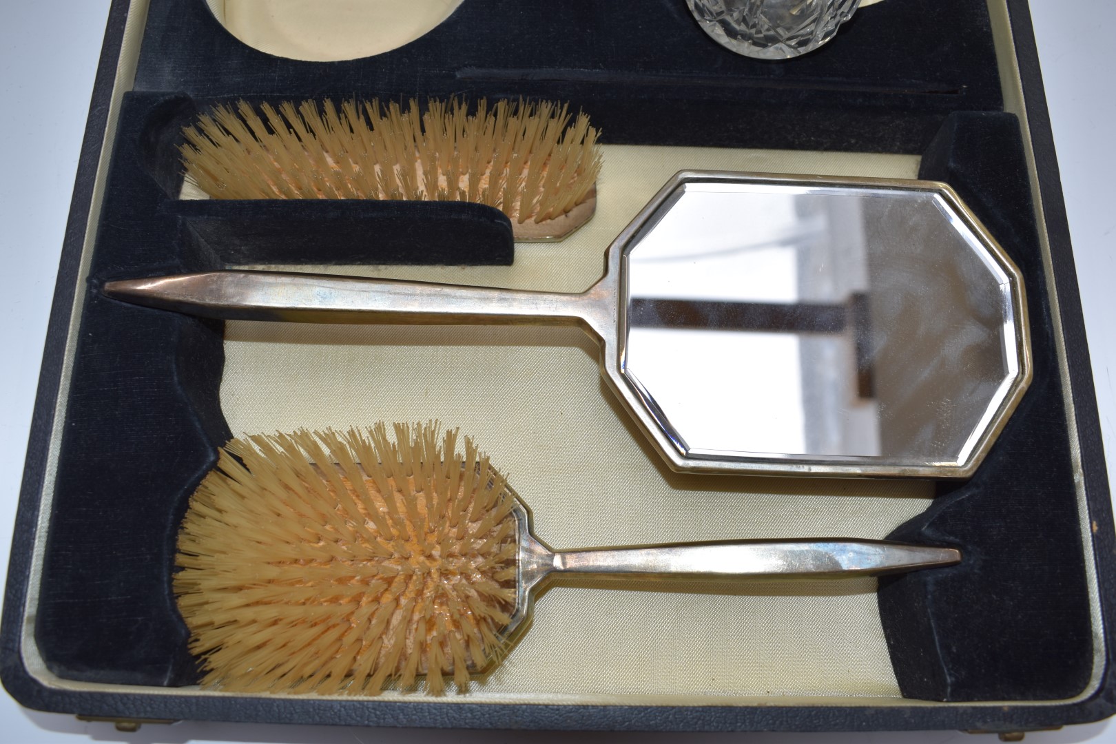 Cased Art Deco hallmarked silver mounted dressing table set comprising hand mirror, two brushes - Image 4 of 5