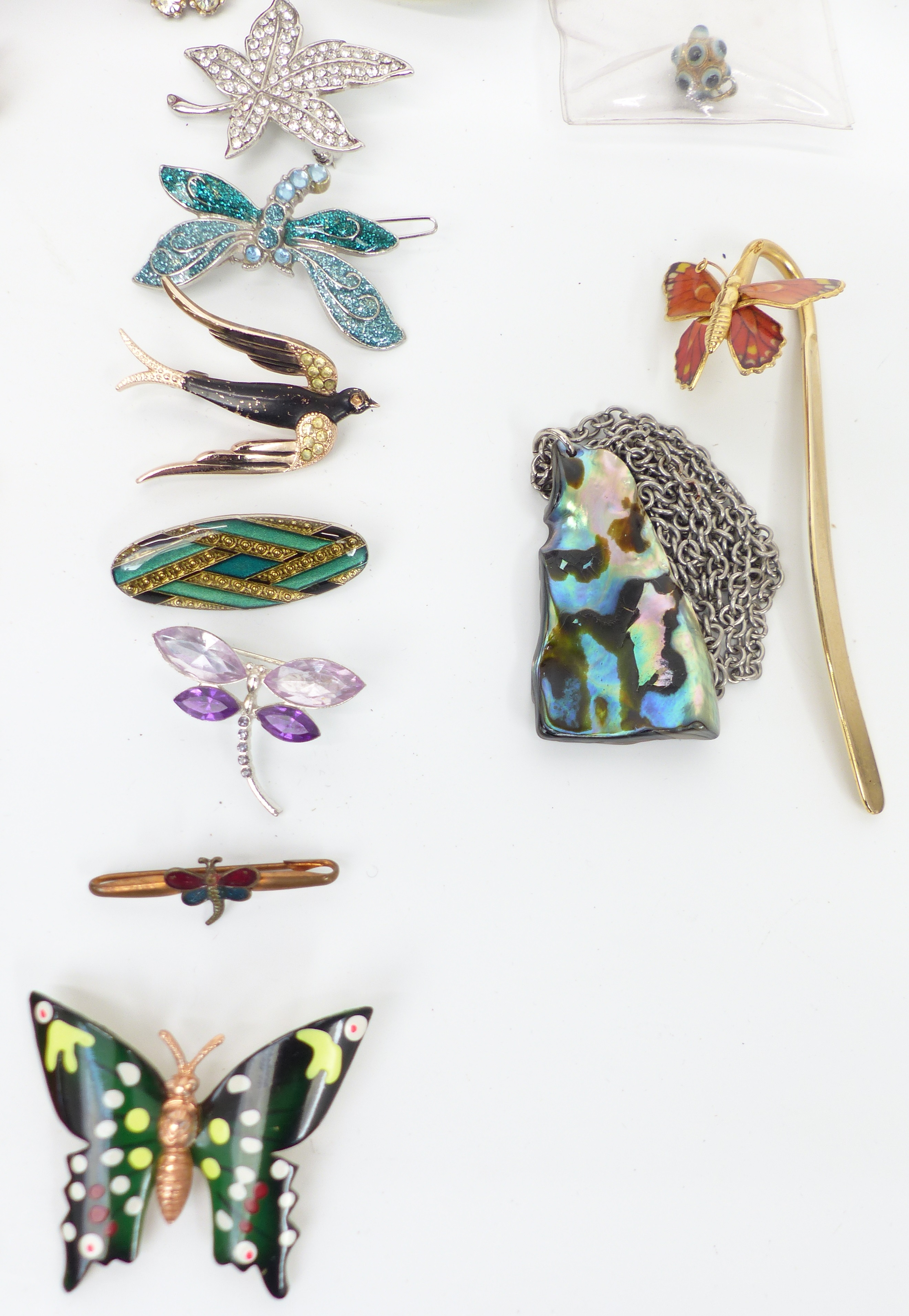 A collection of jewellery including earrings, necklaces, brooches, etc - Image 2 of 6