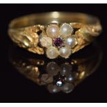 Georgian ring set with a garnet and pearls, verso a hair compartment, 1.3g, size I/J