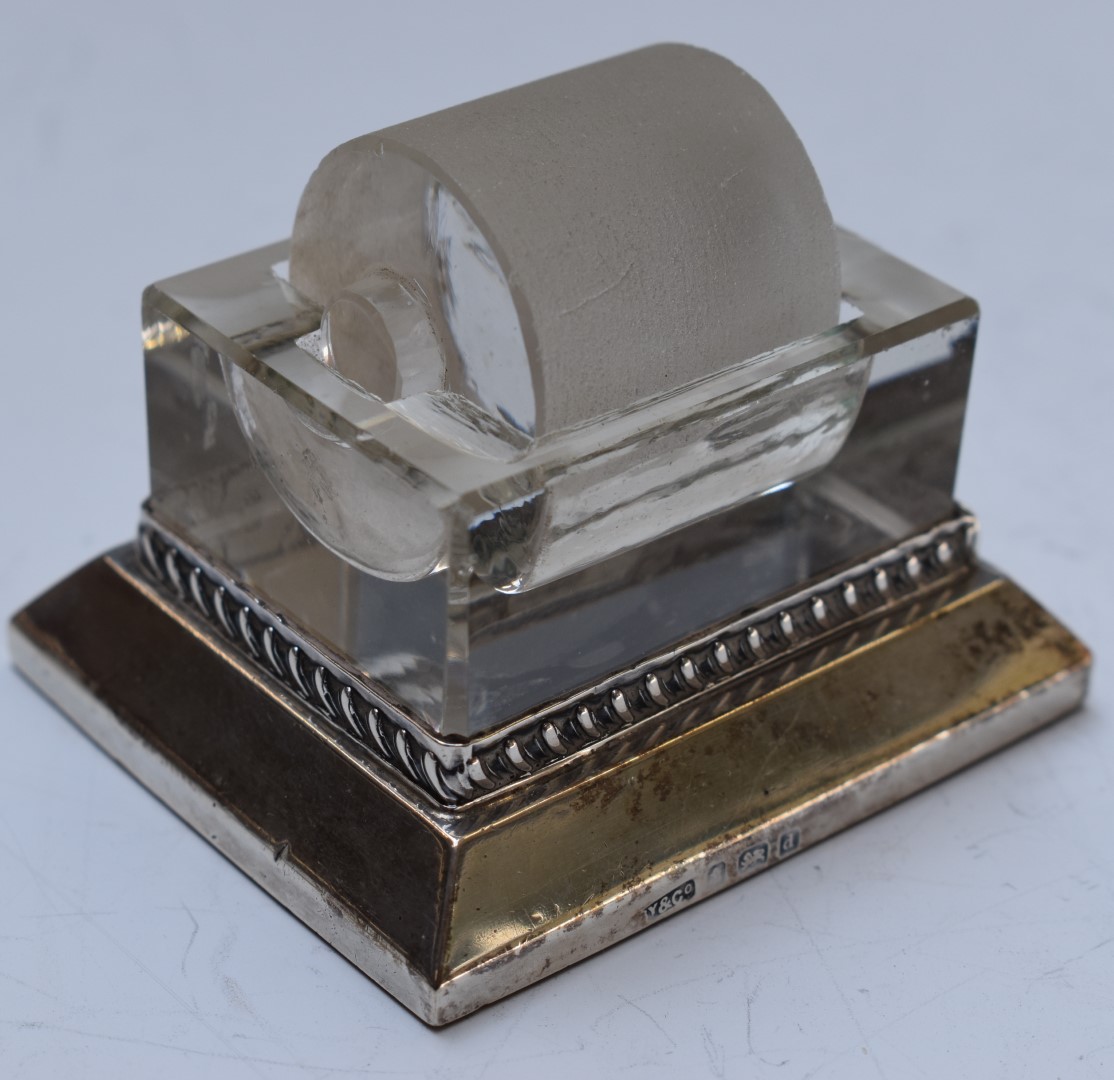 Edward VII hallmarked silver and cut glass stamp roller or wetter, having glass roller, in cut glass - Image 2 of 4