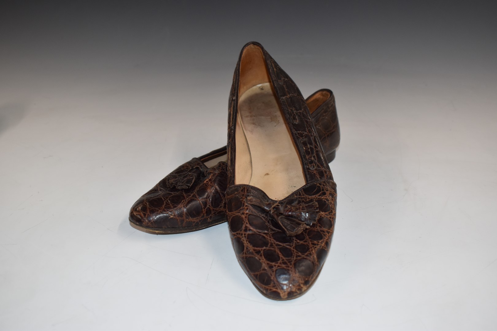 Two pairs of Ralph Lauren ladies shoes and a pair of Italian alligator skin loafers, all size 7 - Image 4 of 7