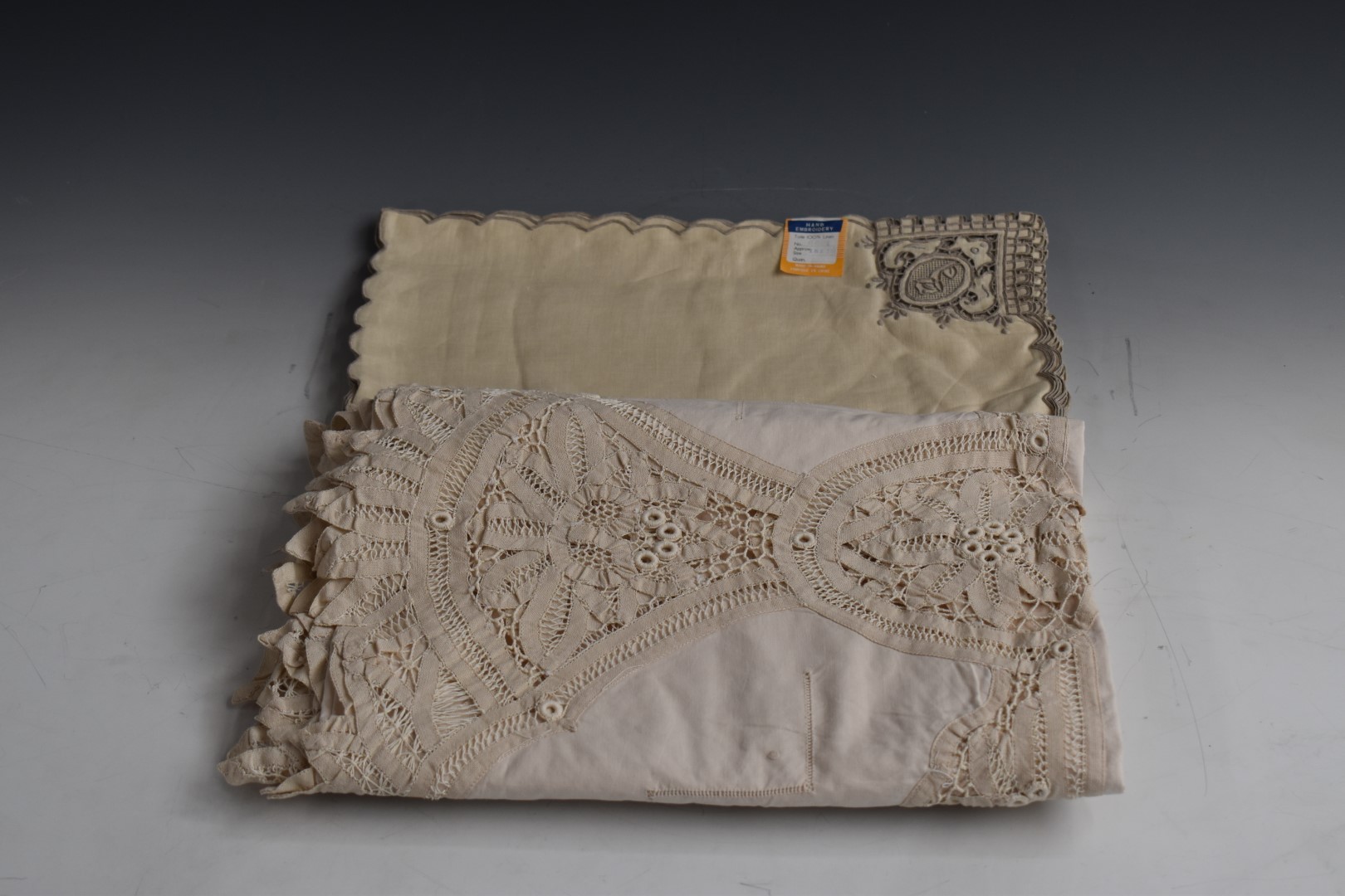 A large quantity of linen and lace, mostly Irish - Image 5 of 6