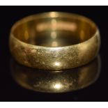A 22ct gold wedding band/ ring, 5g, size O
