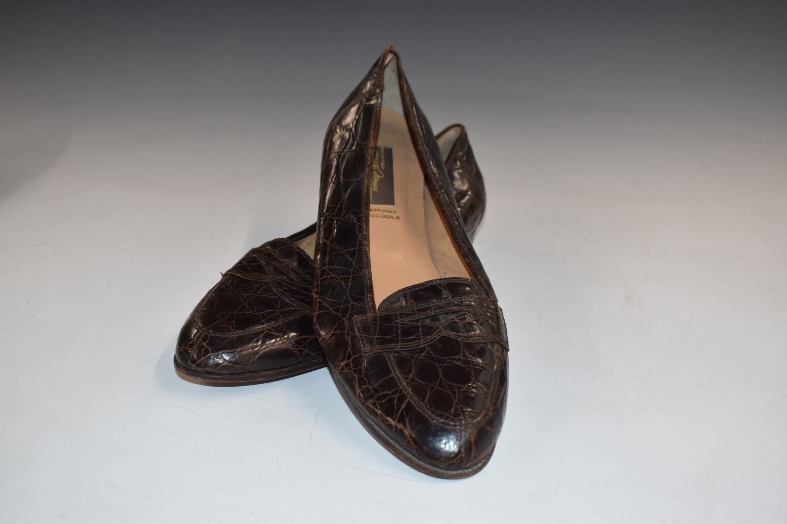 Two pairs of Ralph Lauren ladies shoes and a pair of Italian alligator skin loafers, all size 7 - Image 6 of 7