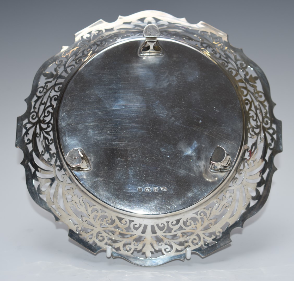 Edward VII hallmarked silver bon bon dish with pierced decoration, raised on three feet, - Image 2 of 3