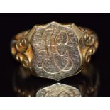 An 18ct signet ring with scrolling decoration to the shoulders, Chester 1912 , 8.4g, size O