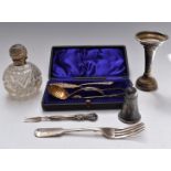 Hallmarked silver items to include presentation sugar set comprising sifter spoon, tongs and