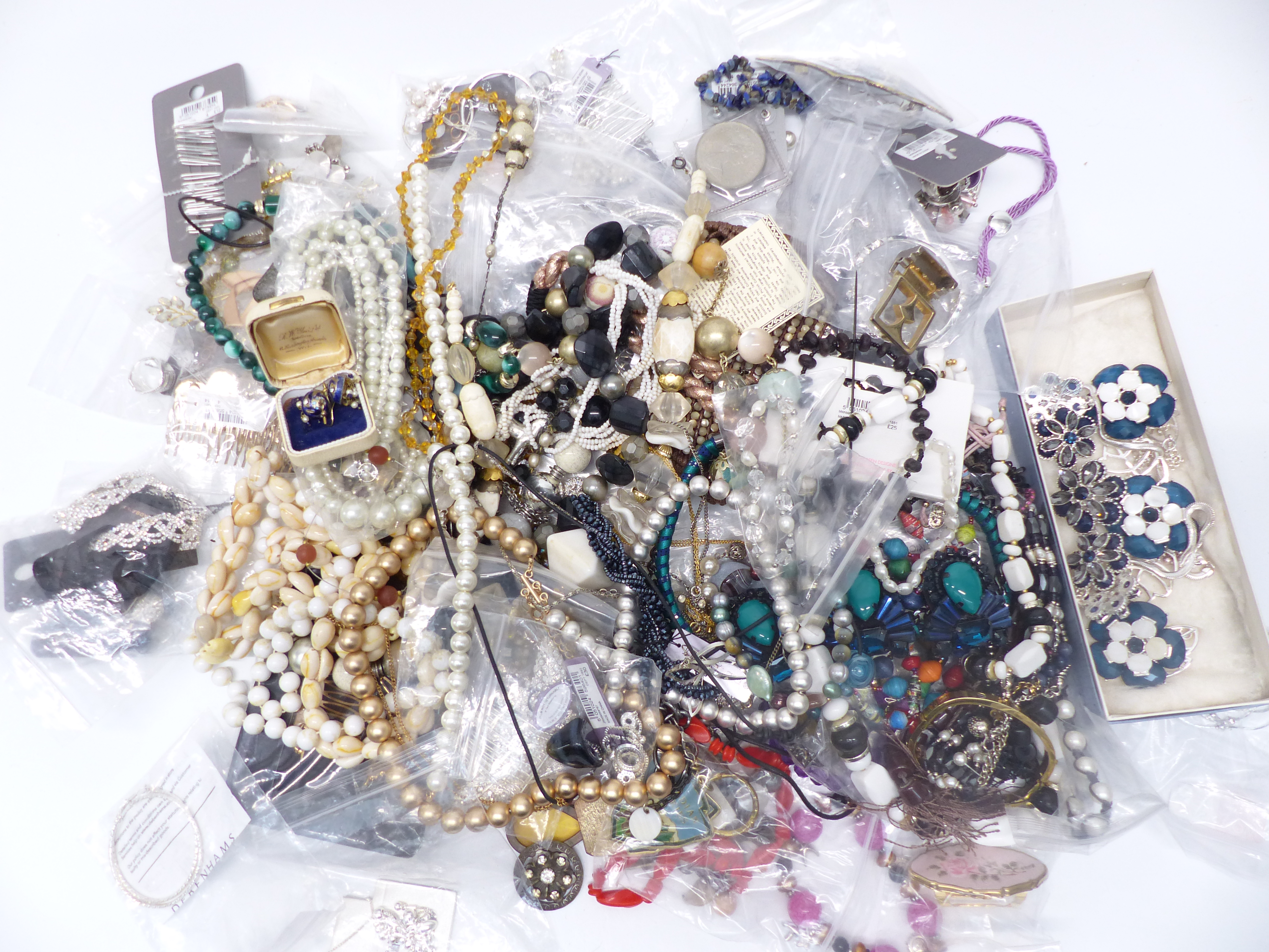 A collection of costume jewellery including necklaces, etc - Image 2 of 2