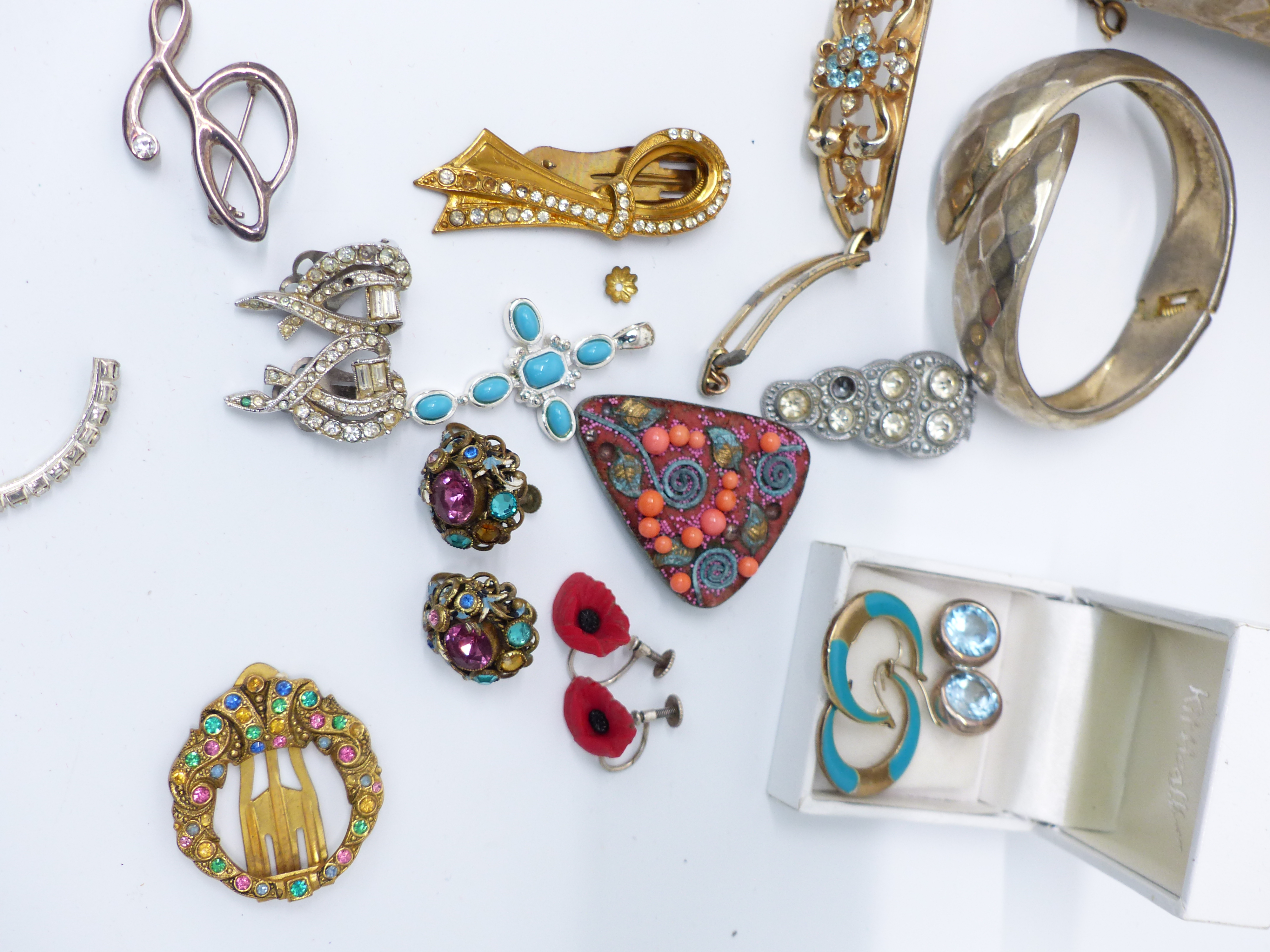 A collection of costume jewellery including necklaces, bracelets, etc - Image 4 of 4