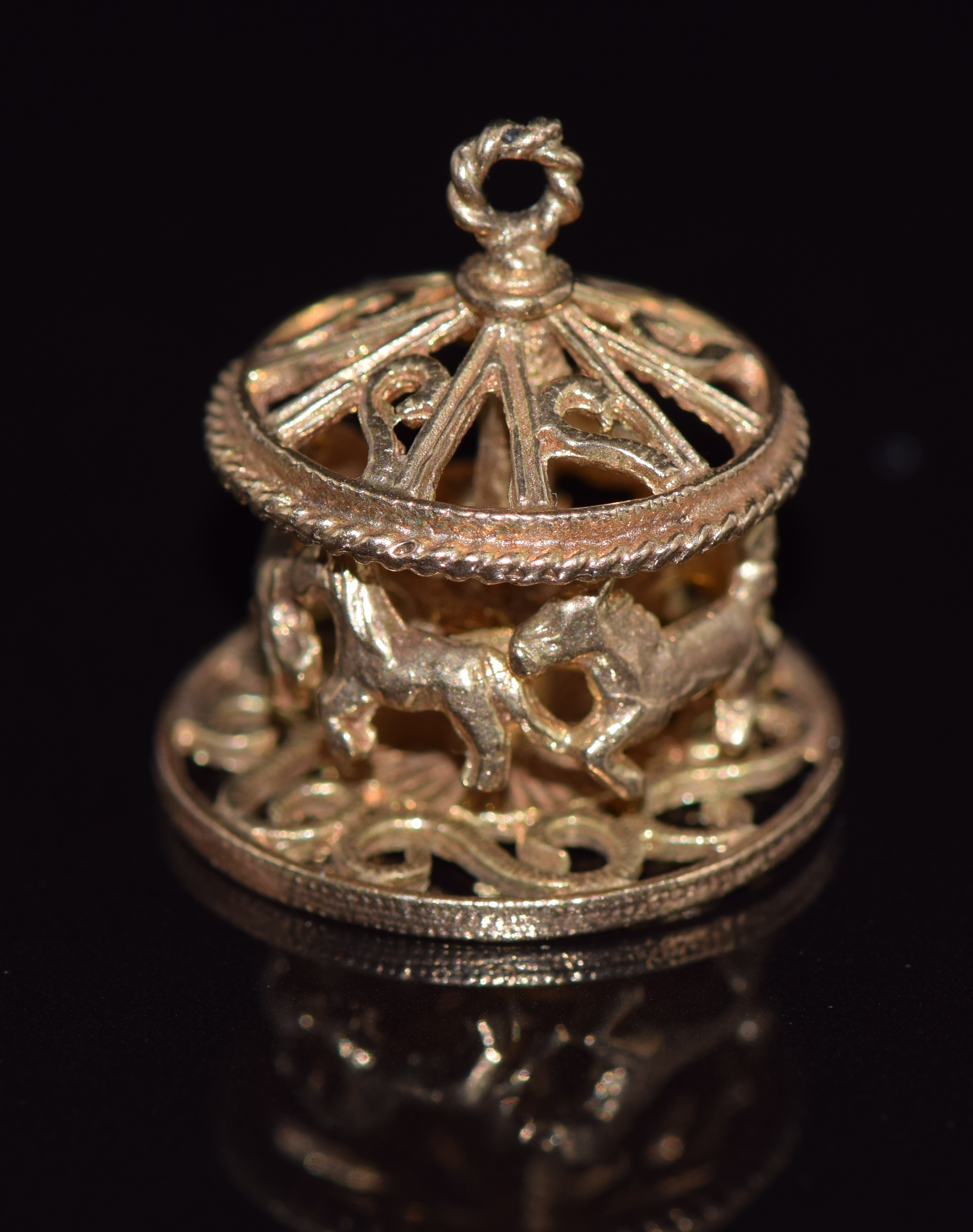 A 9ct gold charm/ pendant in the form of a carousel, 7.1g - Image 2 of 2