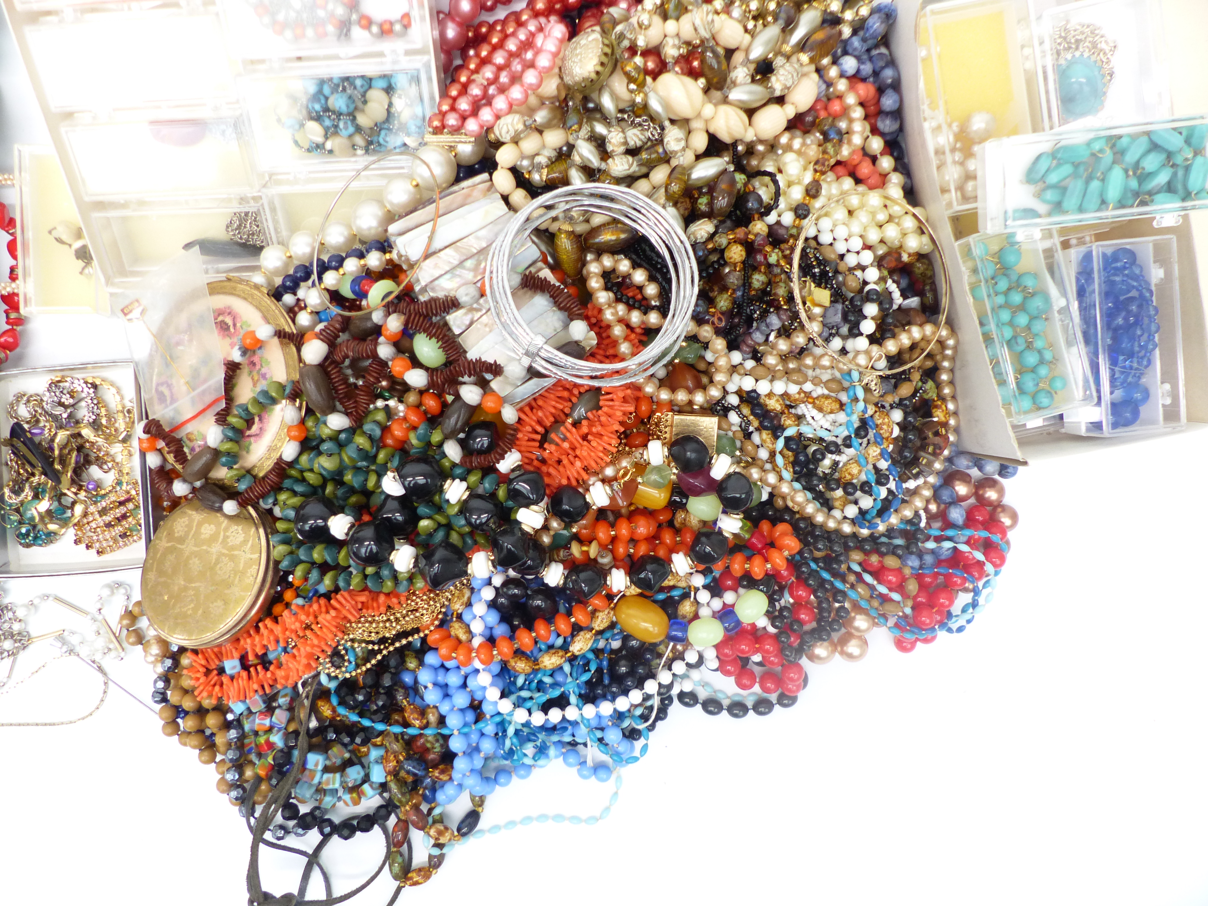 A collection of costume jewellery including blister pearl necklace, beads, silver including - Image 4 of 6