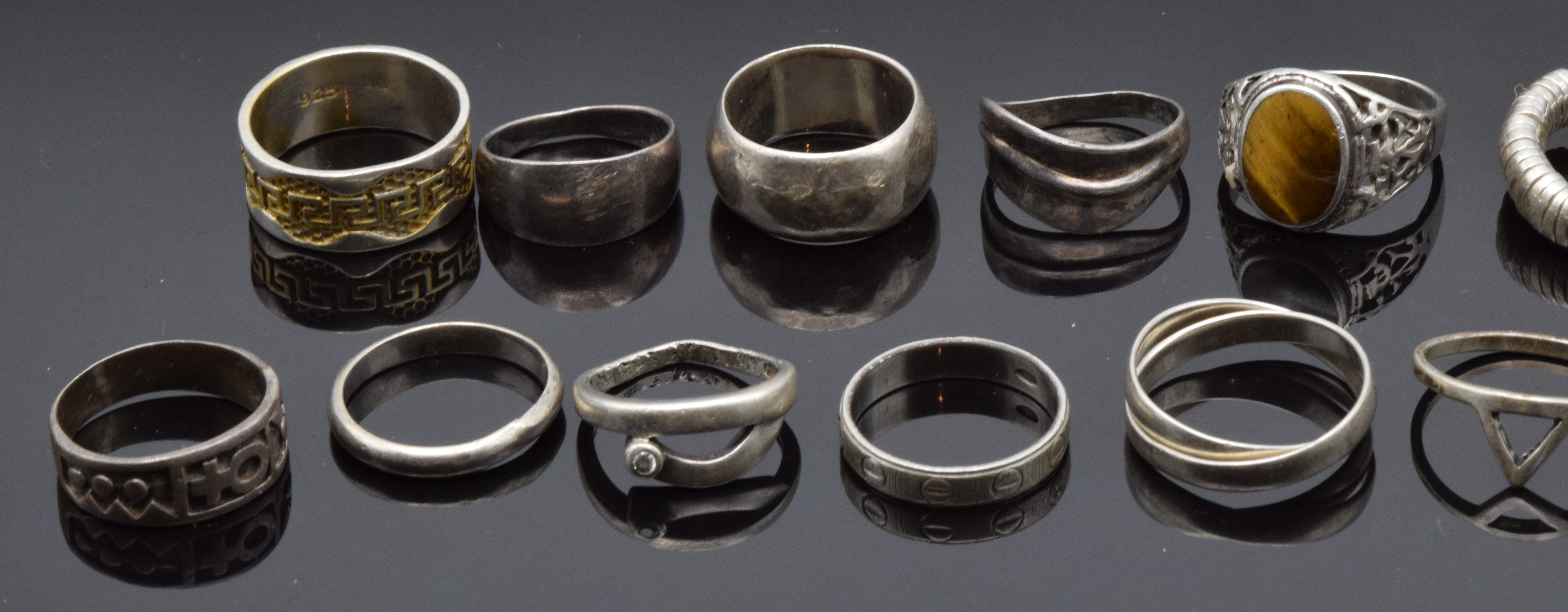 Twelve silver rings including one set with tiger's eye, 43g - Image 3 of 3