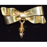 A 15ct gold bow brooch with clip, 5.3g, 3.5 x 1.4cm