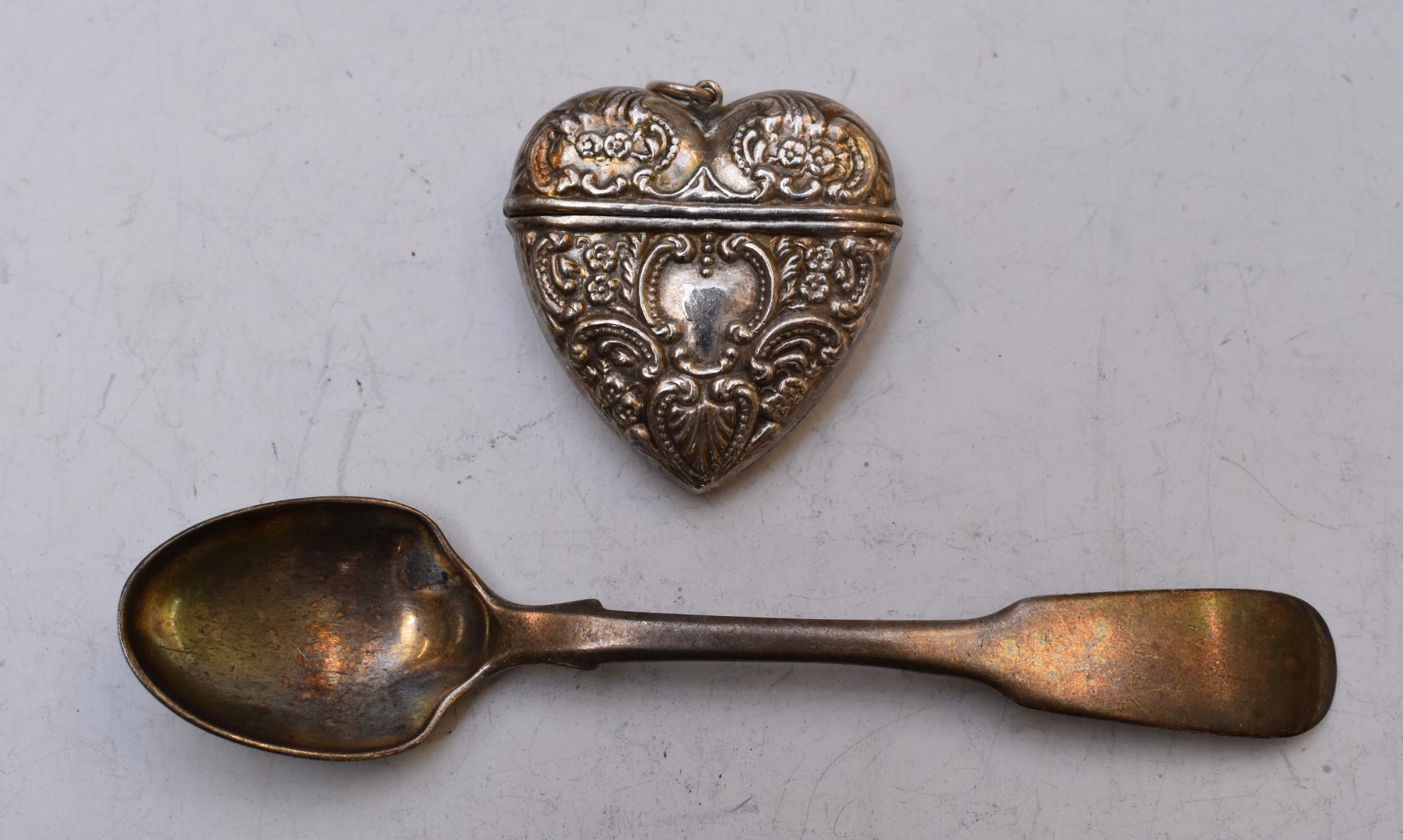 Novelty hallmarked silver vesta case formed as a heart together with a hallmarked silver teaspoon,