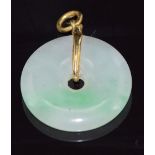 A jade bi disc with 18ct gold pendant mount, 2.3cm diameter