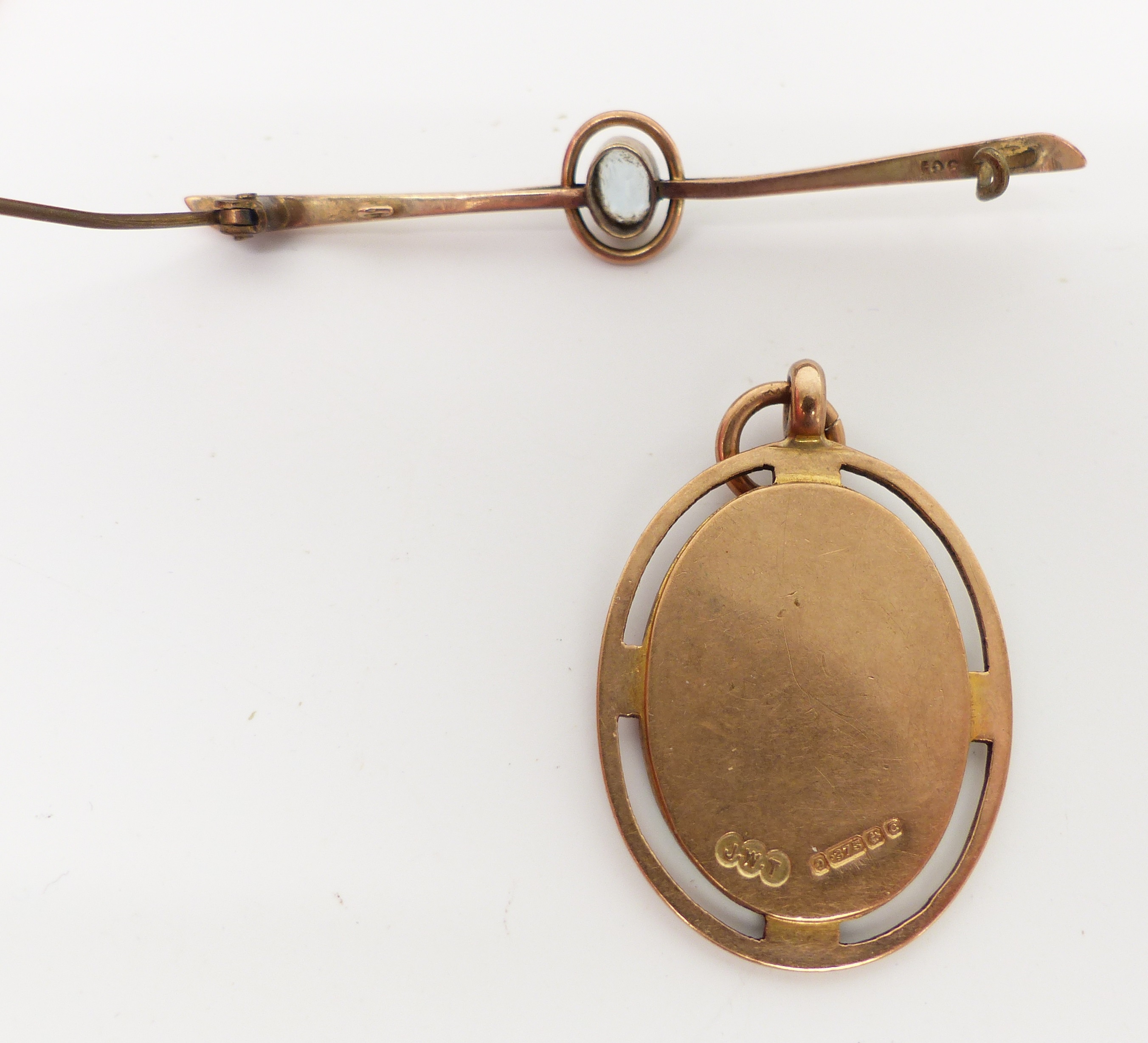 A 9ct gold fob, 9ct gold brooch (7.5g) and a coral necklace - Image 3 of 3