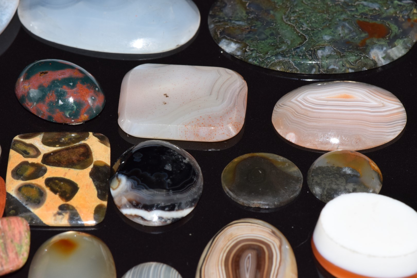 A collection of agate sections including moss, lace, and dendritic agate, etc - Image 3 of 3