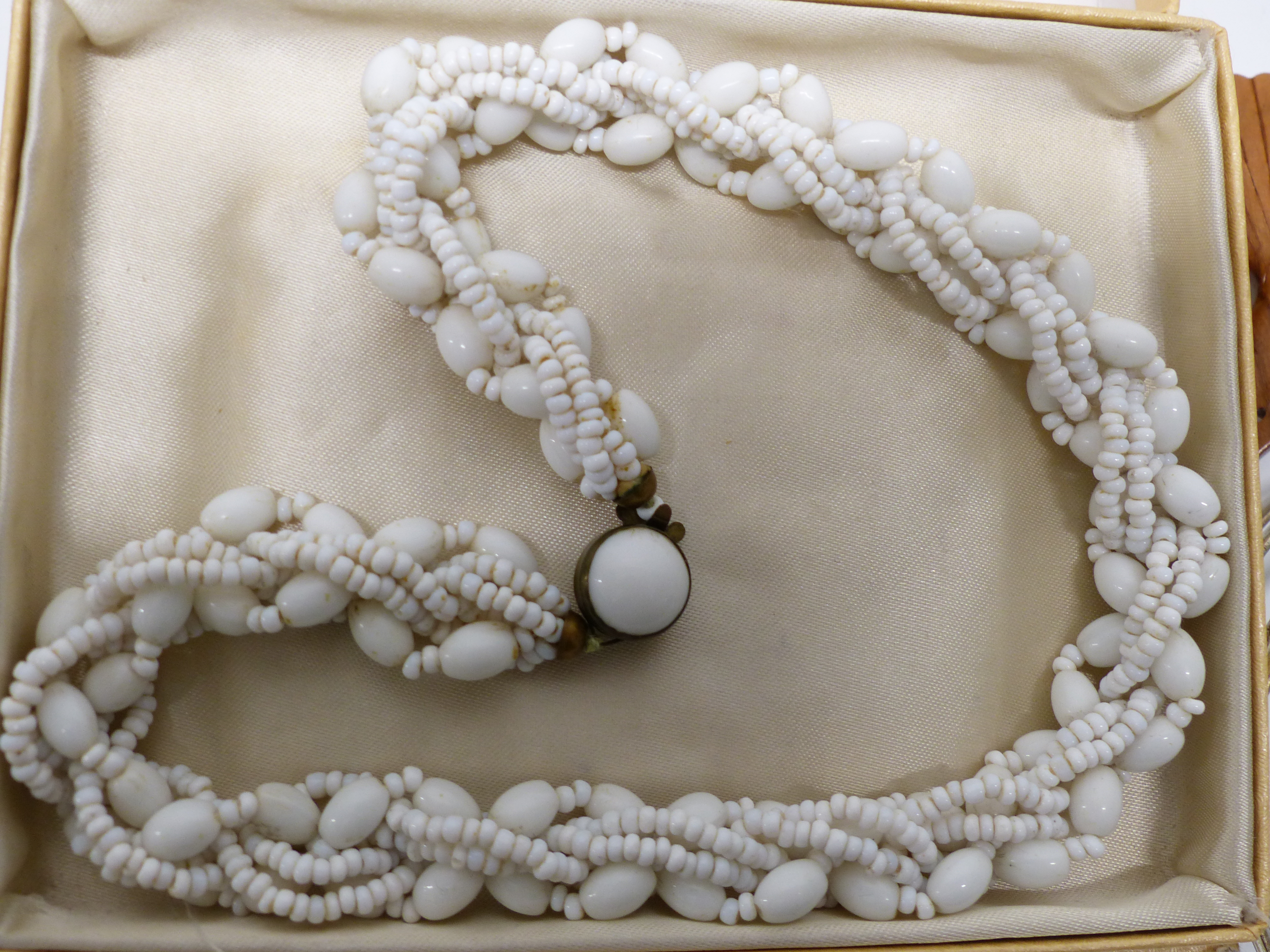 A collection of costume jewellery including pearl necklace, silver bangle, silver brooch depicting a - Image 6 of 7