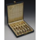 Cased set of Art Nouveau / Vienna Secessionist white metal handled pastry forks with gilt tines, the