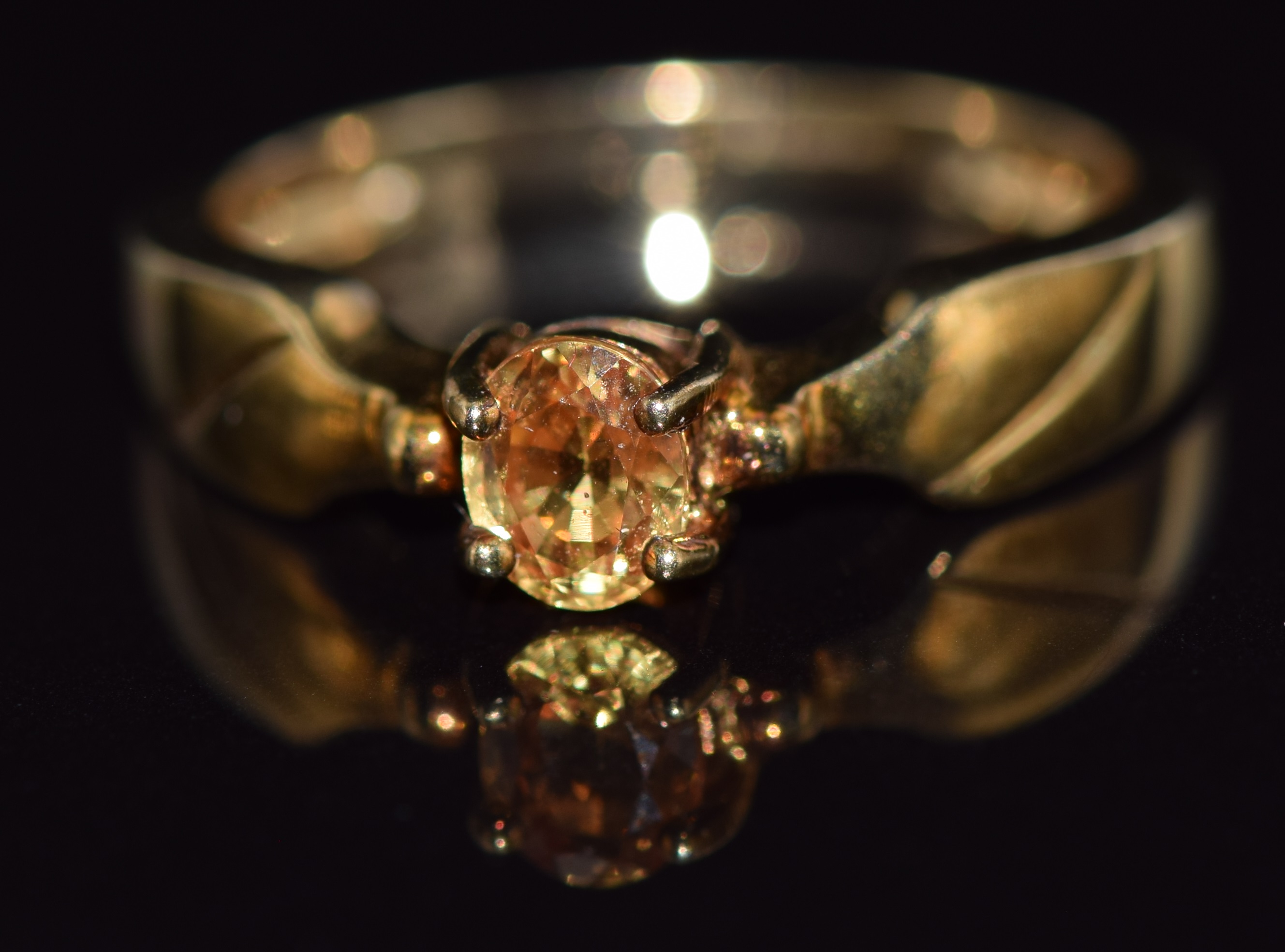 A 9ct gold ring set with a yellow sapphire of approximately 0.4cts, 2.7g, size N