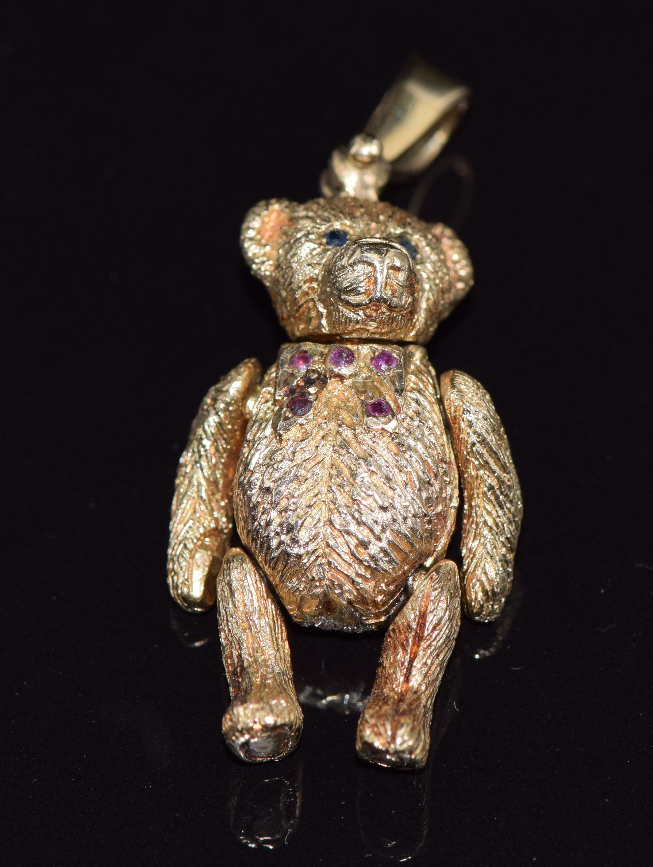 A 9ct gold articulated teddy bear pendant set with sapphires and rubies, 17.7g - Image 2 of 2