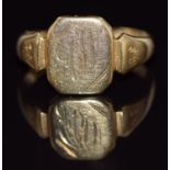 An 18ct gold signet ring, 4.5g