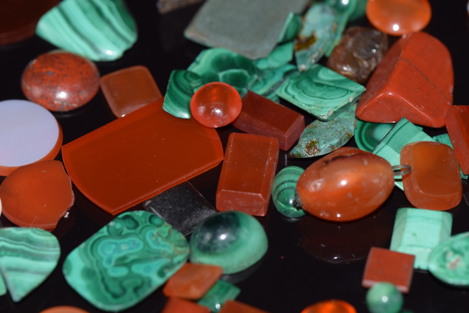 A collection of loose malachite and carnelian agate cabochons and plaques - Image 3 of 3