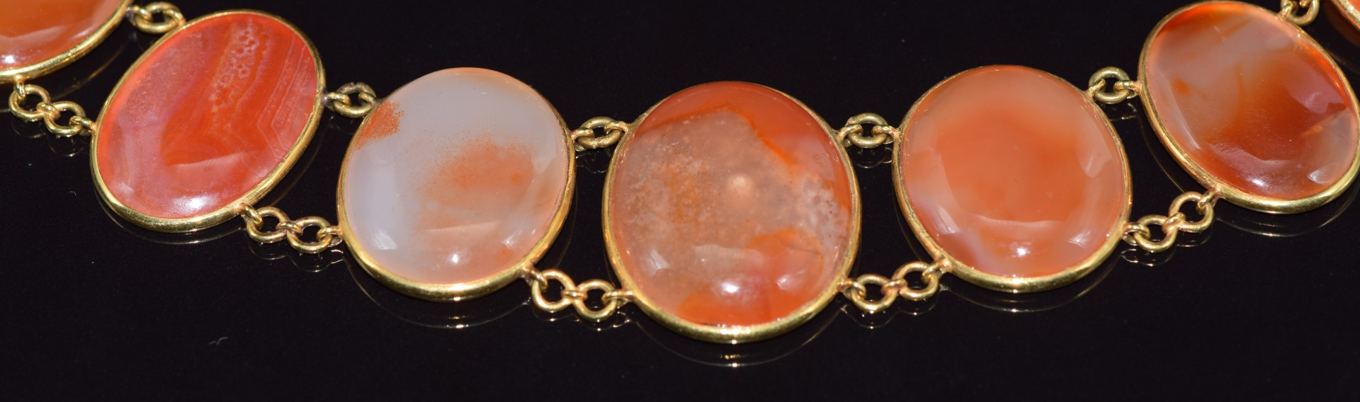 An 18ct gold necklace made up of oval carnelian agate cabochons, 26cm long - Image 3 of 5