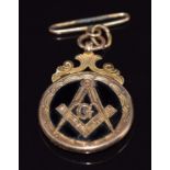 A 9ct gold Masonic pendant set with onyx, 6.3g